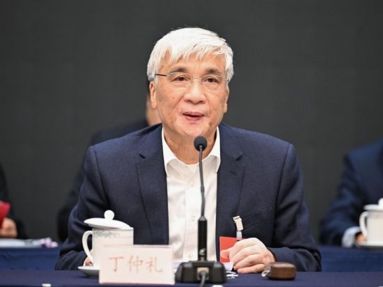 全國人大常委會副委員長、歐美同學(xué)會會長丁仲禮作工作報告