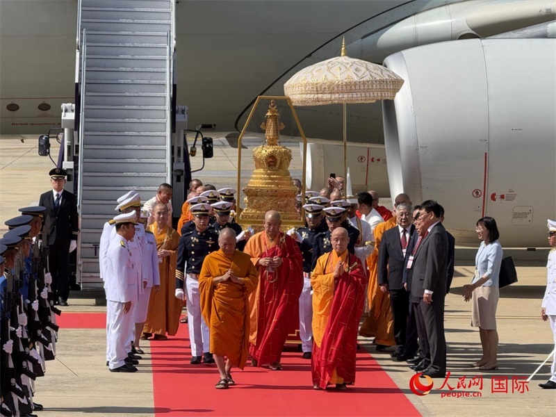 北京靈光寺佛牙舍利抵達(dá)泰國曼谷廊曼軍用機(jī)場(chǎng)。人民網(wǎng)記者章念生攝
