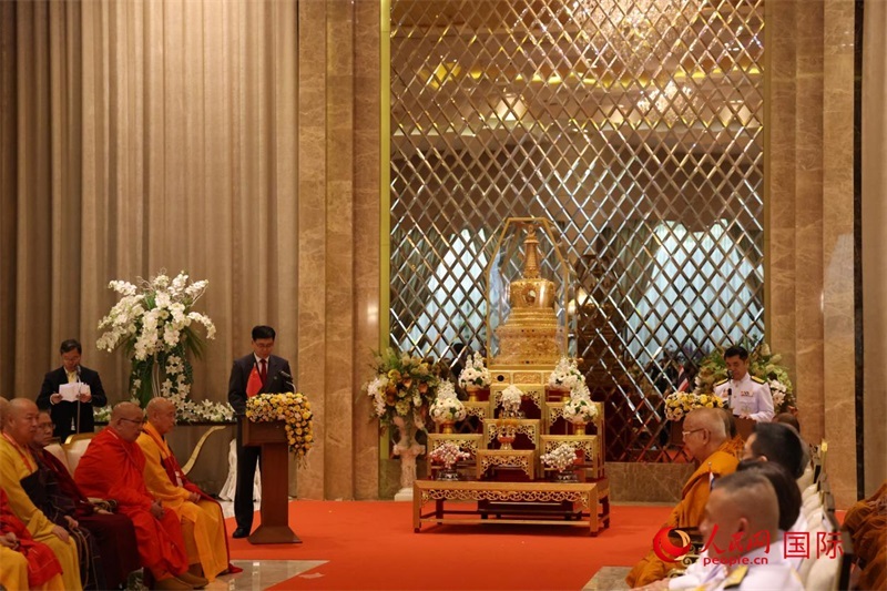 中泰兩國代表在曼谷廊曼軍用機(jī)場(chǎng)舉辦的迎請(qǐng)儀式上致辭。人民網(wǎng)記者楊一攝