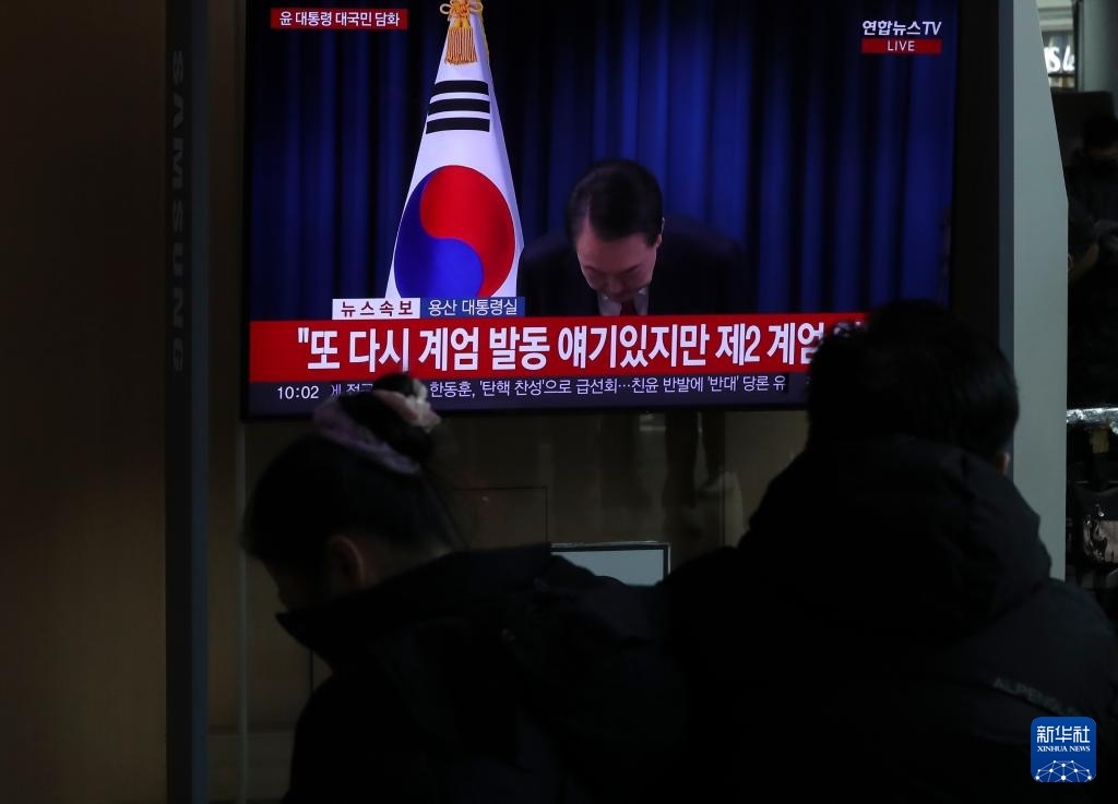 12月7日，在韓國首爾火車站，民眾觀看總統(tǒng)尹錫悅發(fā)表講話的電視畫面。新華社記者 姚琪琳 攝