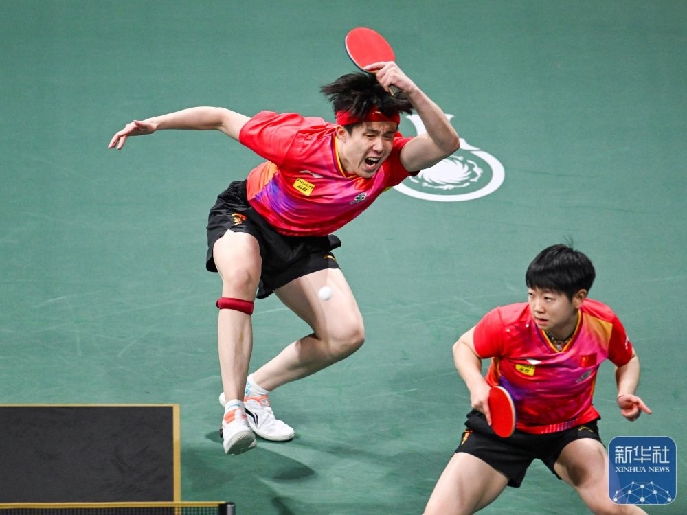 ↑中國隊(duì)組合王楚欽（左）/孫穎莎在混雙比賽中。新華社記者 王曦 攝