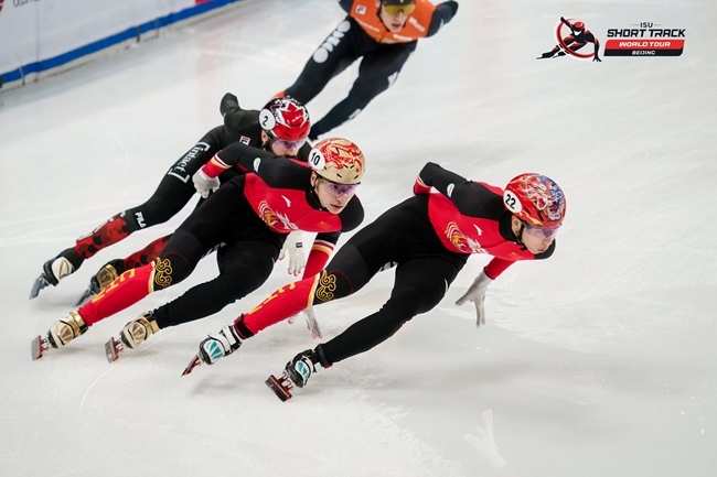 中國(guó)選手孫龍(右一)、劉少昂(右二)在比賽中。賽事組委會(huì)供圖