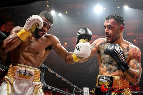 來自剛果民主共和國的帕特里克·穆卡拉（右）獲得了非洲80公斤級冠軍。人民網(wǎng) 塔里克·易卜拉欣攝