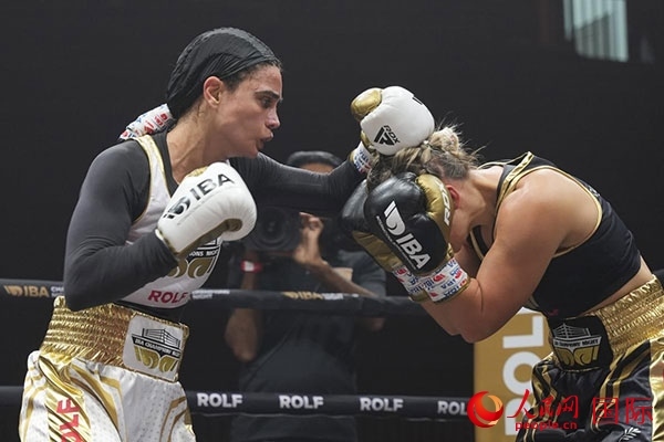 來自伊朗和羅馬尼亞的女選手進(jìn)行了墊場賽。人民網(wǎng) 塔里克·易卜拉欣攝