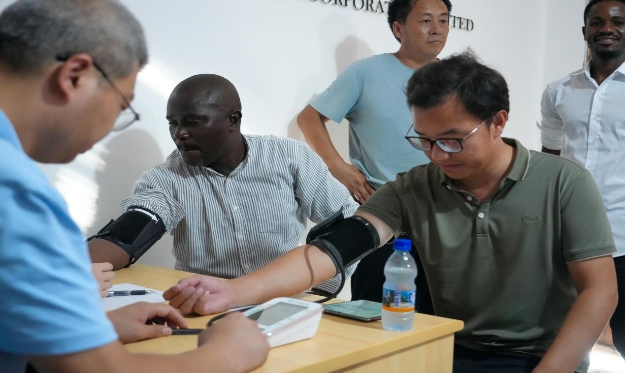 醫(yī)療隊(duì)專(zhuān)家診療現(xiàn)場(chǎng)。中國(guó)土木供圖