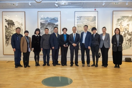 中國駐瑞典大使崔愛民與畫展主辦方人員合影。中國駐瑞典大使館供圖