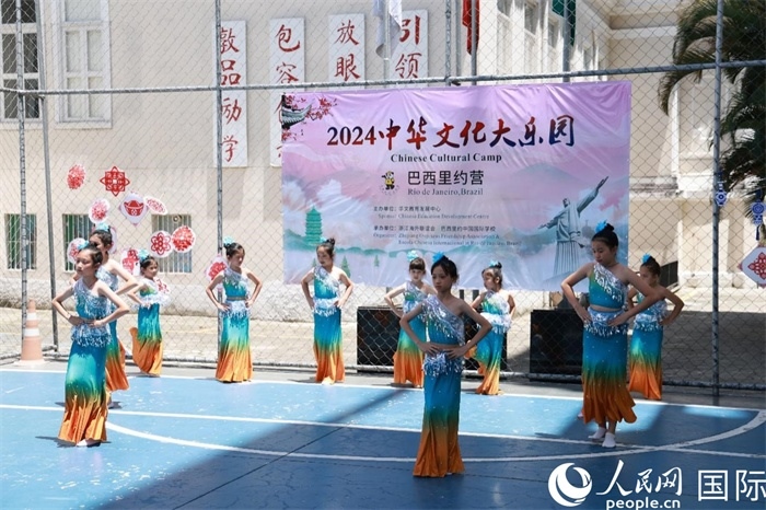 傣族舞蹈《金色的孔雀》以優(yōu)美的動作贏得觀眾喝彩。人民網(wǎng)記者 陳海琪攝