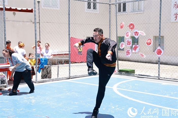 塔吉克舞蹈《夢想》通過靈動的舞姿展現(xiàn)了塔吉克族對美好生活的向往，仿佛帶領(lǐng)觀眾走進(jìn)了帕米爾高原。人民網(wǎng)記者 陳海琪攝