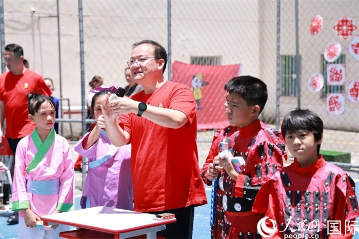 趣味數(shù)學(xué)節(jié)目以富有創(chuàng)意的數(shù)字游戲和魔尺變幻為亮點，激發(fā)了孩子們的數(shù)學(xué)思維與想象力。人民網(wǎng)記者 陳海琪攝