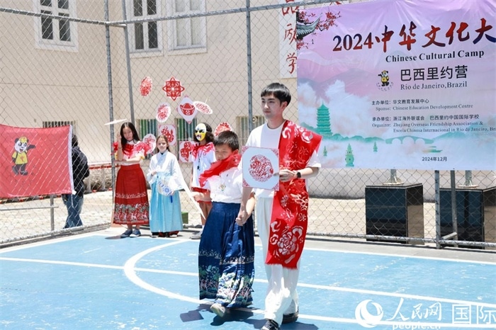 《SHOW美中華》通過國風(fēng)服飾走秀，將傳統(tǒng)文化與現(xiàn)代創(chuàng)意完美結(jié)合。人民網(wǎng)記者 陳海琪攝