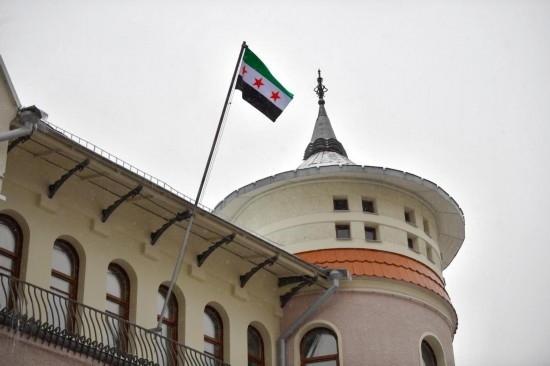 12月9日，在俄羅斯首都莫斯科，敘利亞駐俄羅斯使館升起代表敘利亞反對派的旗幟。新華社發(fā)（亞歷山大攝）