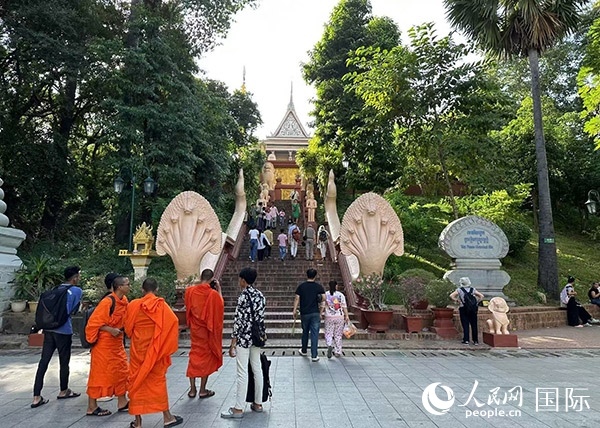 游客在金邊塔山寺游玩。人民網(wǎng)記者 簡承淵攝