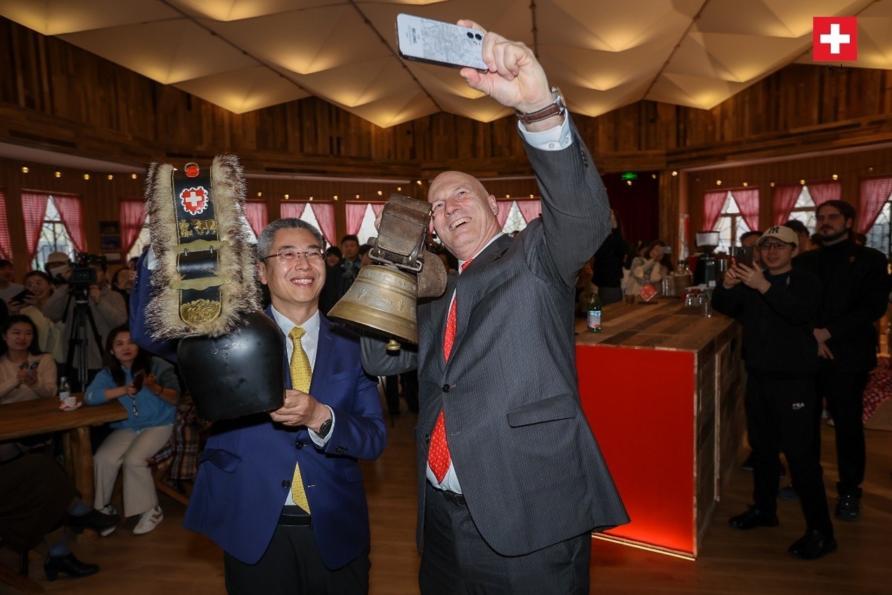 瑞士駐華大使白瑞誼與北京市西城區(qū)委副書記、代區(qū)長郅海杰搖響瑞士牛鈴，共同為小木屋揭幕。瑞士駐華大使館供圖
