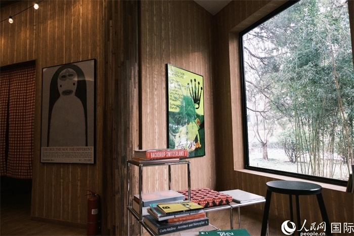 小木屋室內(nèi)一角體現(xiàn)出時尚簡約的瑞士元素。人民網(wǎng) 實(shí)習(xí)生黃睿攝