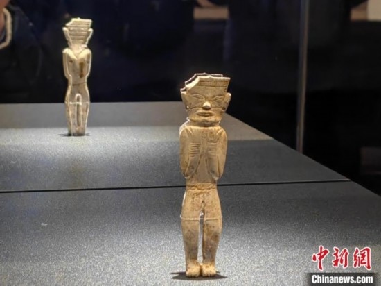 12月14日，“文明先鋒—凌家灘文化玉器展”在故宮博物院文華殿開(kāi)幕。圖為展覽現(xiàn)場(chǎng)的立姿玉人。 中新社記者 應(yīng)妮 攝