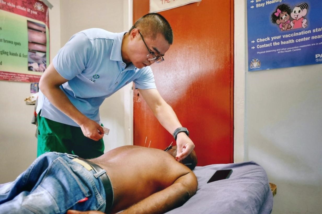 第20期中國（江蘇）援圭亞那醫(yī)療隊在圭偏遠(yuǎn)的林登高速社區(qū)開展義診。中國援圭醫(yī)療隊供圖