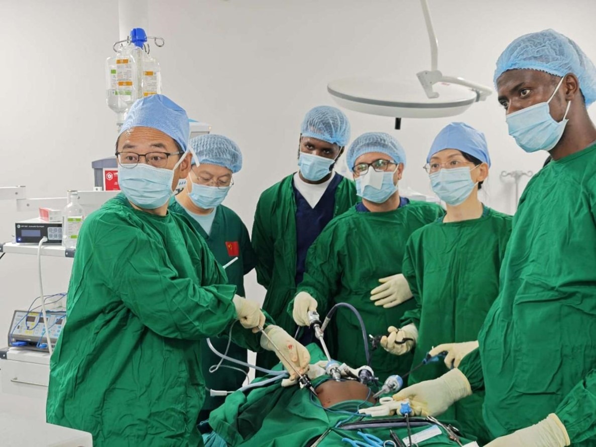 中外醫(yī)師合作進(jìn)行腹腔鏡手術(shù)。中國援桑醫(yī)療隊(duì)供圖