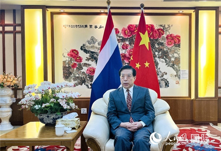 2024年12月10日，中國駐泰國大使韓志強(qiáng)在泰國曼谷接受中國—東盟中心（ACC）組織的“多彩東盟：2024年中國媒體東盟行”媒體團(tuán)采訪。人民網(wǎng)記者 羨江楠攝