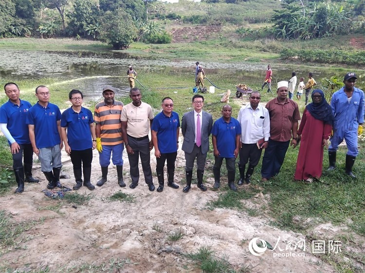 滅螺現(xiàn)場。施亮攝