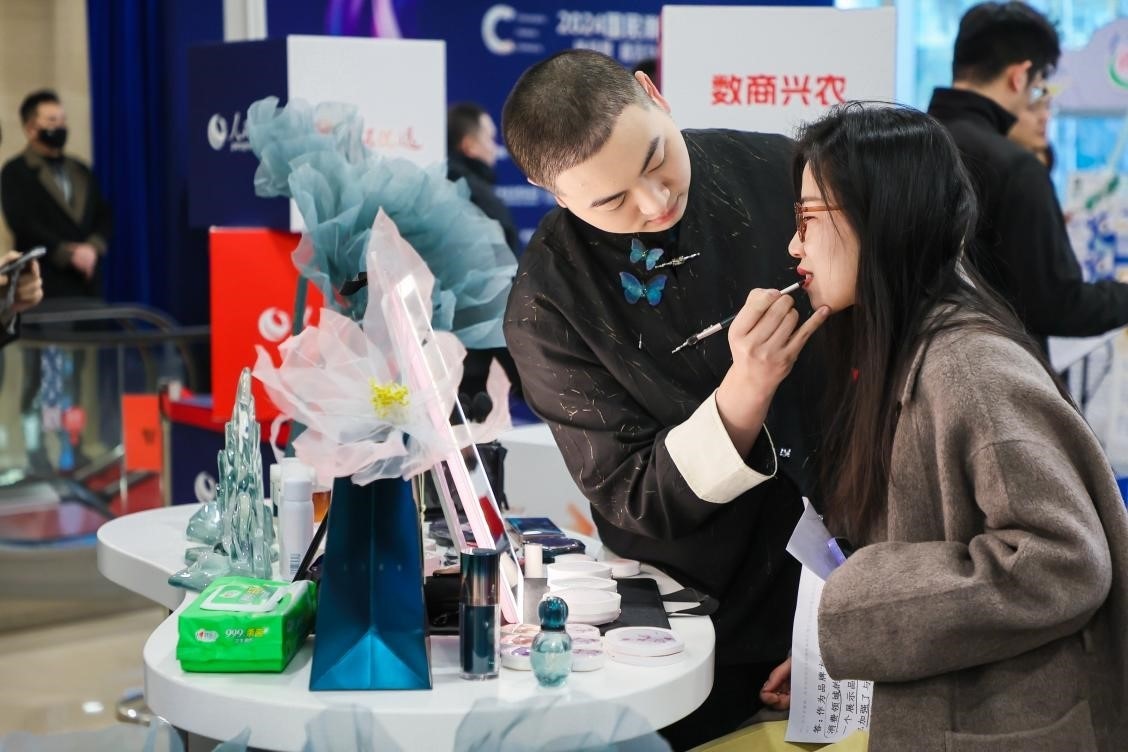 美妝展位化妝師為嘉賓一對(duì)一化妝。林文松攝