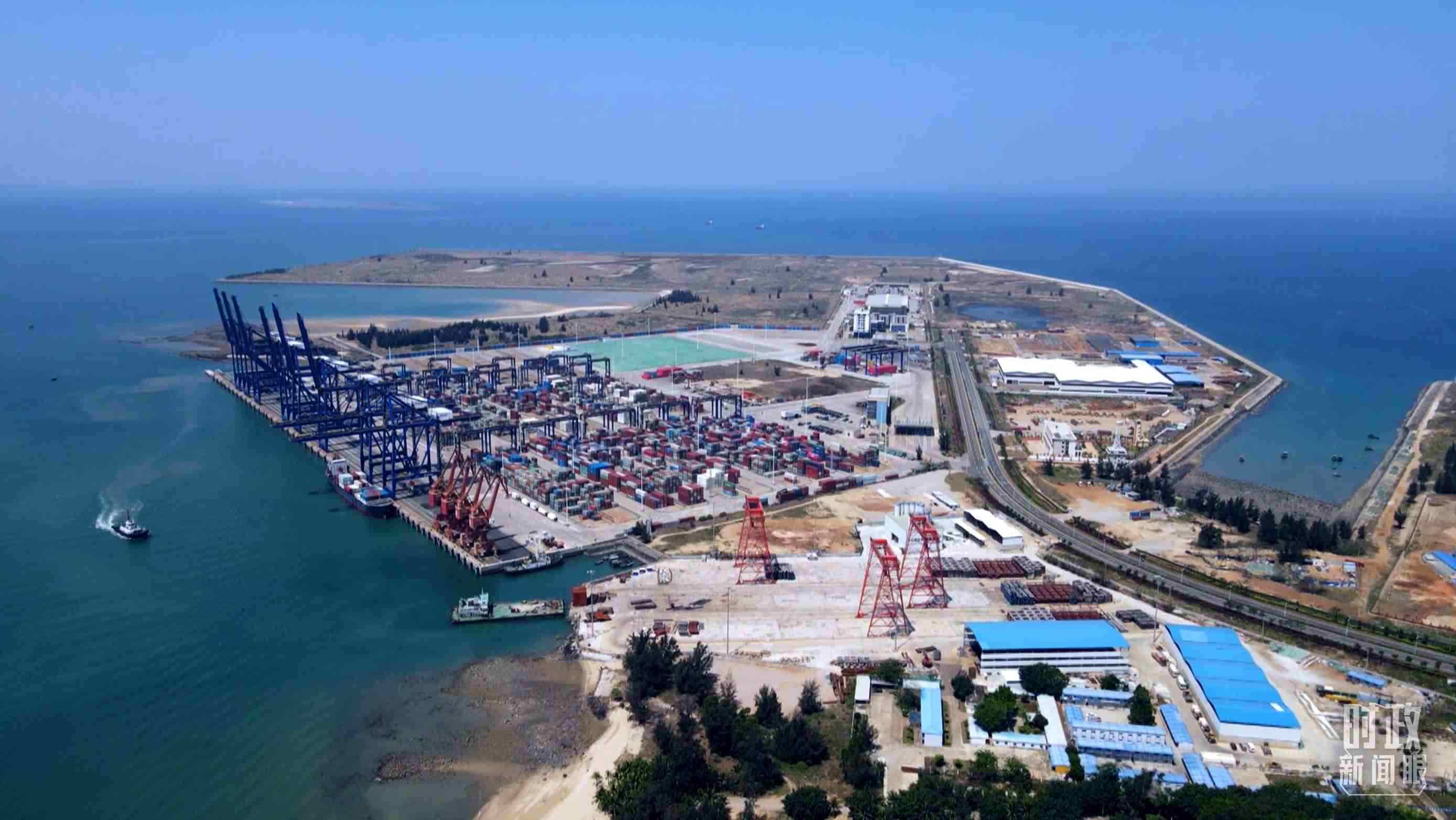 俯瞰海南洋浦港口。（總臺(tái)記者葉飛拍攝）