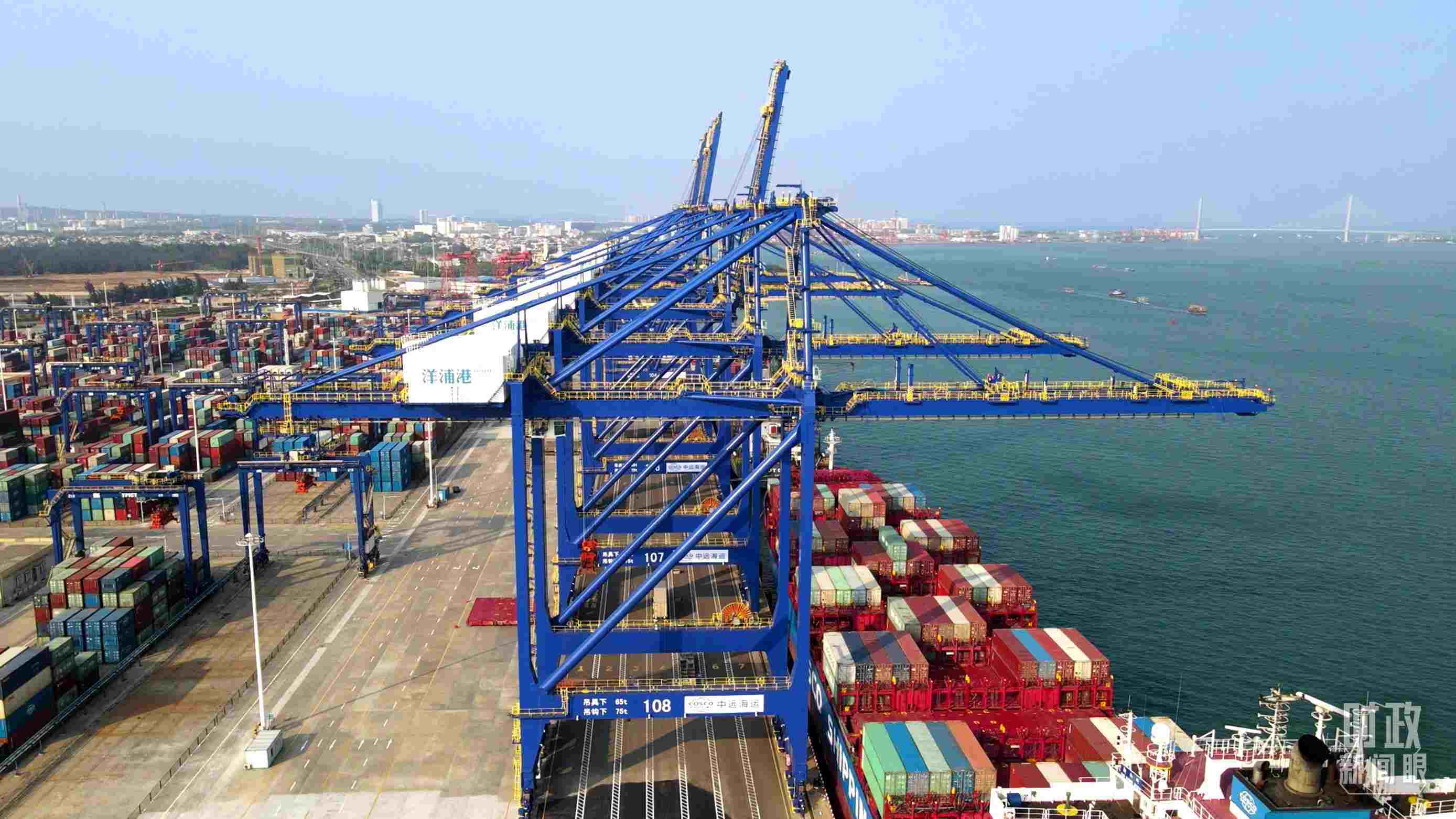 海南洋浦國(guó)際集裝箱碼頭小鏟灘港區(qū)。（總臺(tái)央視記者彭漢明拍攝）