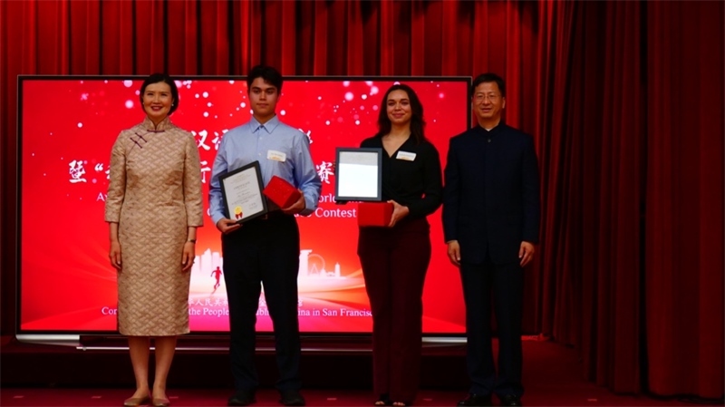 駐舊金山總領(lǐng)事張建敏及其夫人鄭心為選手頒獎(jiǎng)。李鑫江攝