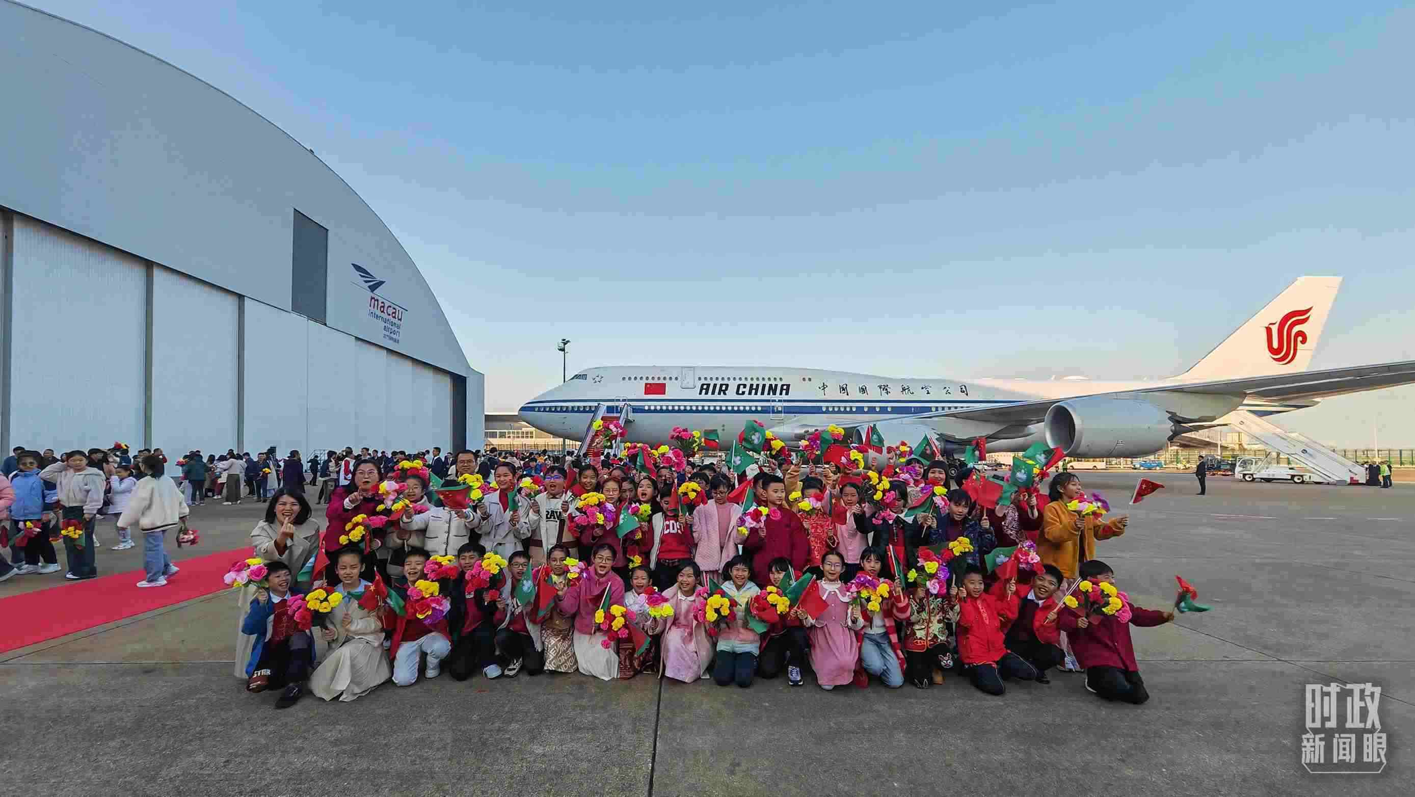 △歡迎儀式后，歡迎人群合影留念。（總臺央視記者劉琦拍攝）