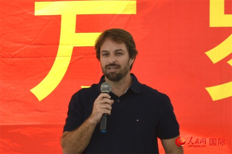 里約州環(huán)境與可持續(xù)發(fā)展廳副廳長費(fèi)利佩·克魯奇克在捐贈(zèng)活動(dòng)上致辭。人民網(wǎng)記者 陳海琪攝