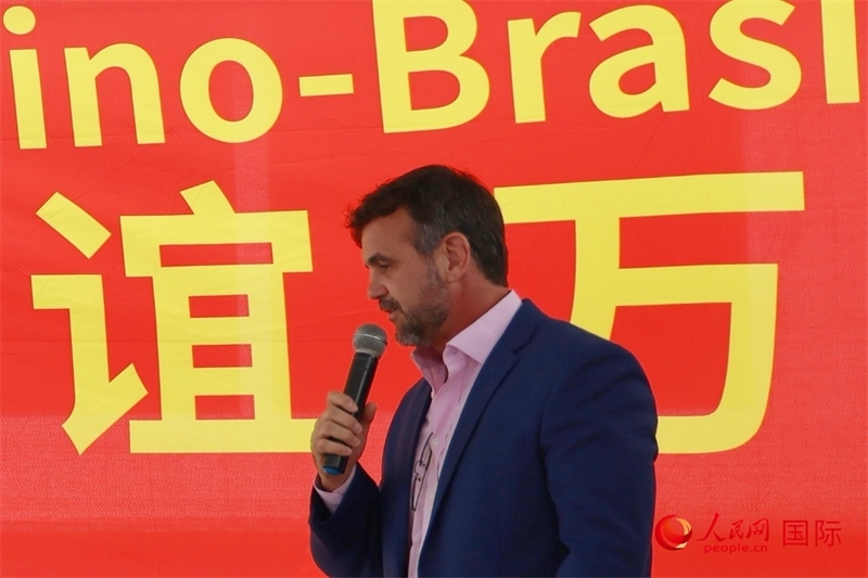 里約州國家環(huán)境研究所所長雷納托·若爾當(dāng)在捐贈(zèng)活動(dòng)上致辭。人民網(wǎng)記者 陳海琪攝