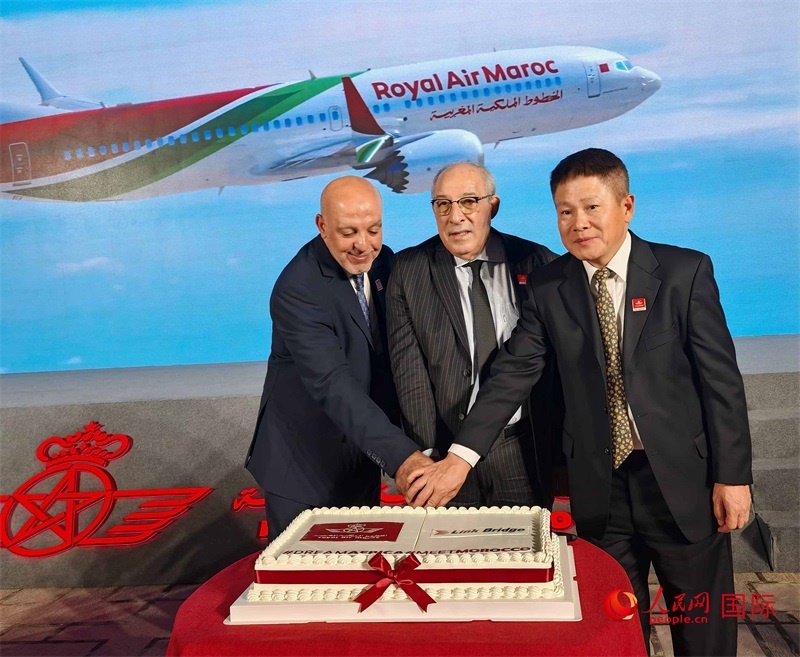 中摩雙方嘉賓共同切蛋糕，慶祝兩國直飛復(fù)航。人民網(wǎng)記者 李琰攝