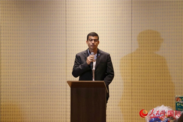 里約市政府代表、國(guó)際關(guān)系顧問(wèn)菲利普在捐贈(zèng)活動(dòng)上致辭。人民網(wǎng)記者 陳海琪攝