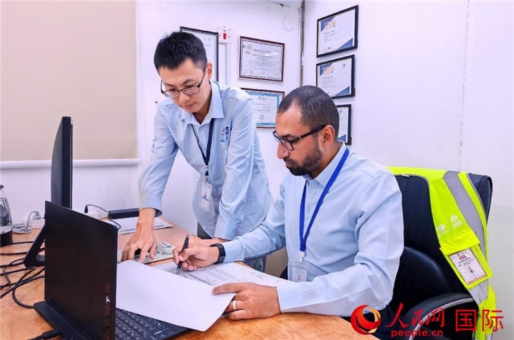 中外員工共同跟進項目進展。人民網(wǎng)記者 管克江攝