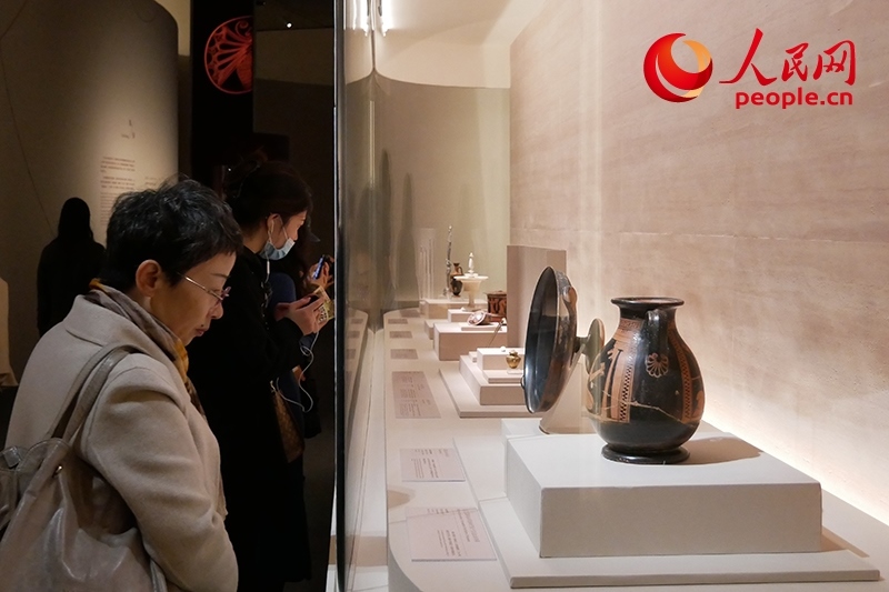 11月13日，觀眾正在國(guó)博參觀“美的多元——古希臘的藝術(shù)與生活”展。人民網(wǎng)記者 韋衍行攝