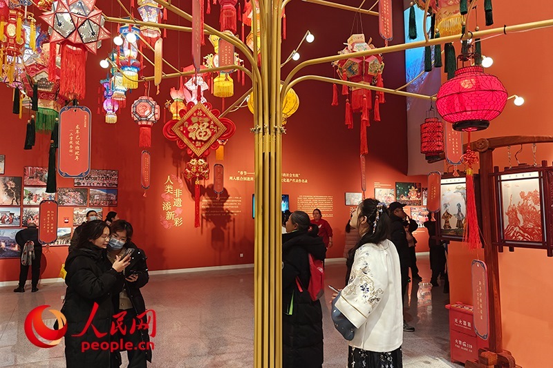 12月21日，觀眾正在參觀“過(guò)年——春節(jié)主題展”。人民網(wǎng)記者 韋衍行攝