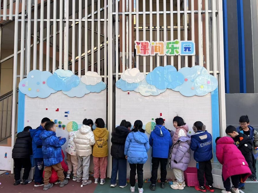 學(xué)生們?cè)谡n間樂(lè)園玩拼圖。人民網(wǎng) 白炅攝