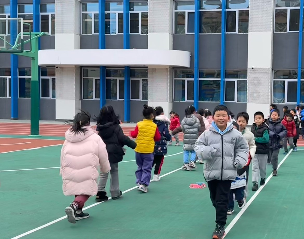 一年級(jí)的同學(xué)課間跑步 。學(xué)校供圖