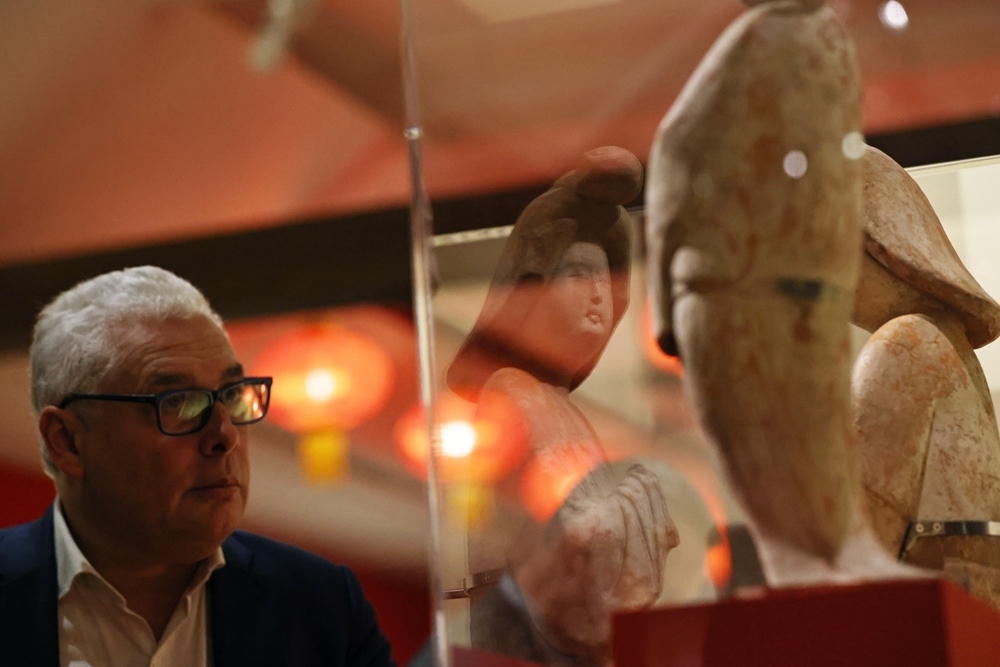 2024年11月18日，在位于法國巴黎的吉美國立亞洲藝術博物館，一名觀眾參觀“中國·唐——一個多元開放的朝代（7至10世紀）”展覽。新華社記者 高靜 攝