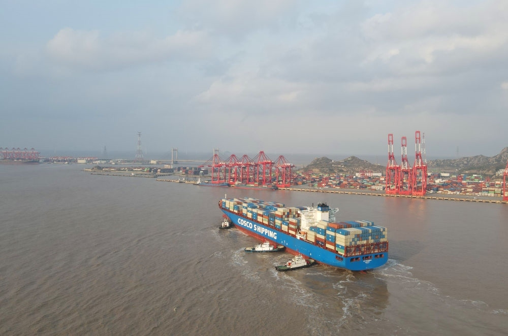 “新上?！陛喌诌_洋山港，這是自秘魯錢凱港開港后首個“錢凱—上海”正式航次（2024年12月18日攝，無人機照片）。新華社記者 方喆 攝