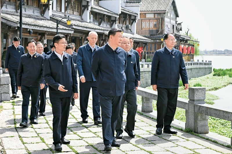 2024年3月18日至21日，中共中央總書記、國家主席、中央軍委主席習(xí)近平在湖南考察。這是19日上午，習(xí)近平在常德河街考察。 新華社記者 謝環(huán)馳/攝