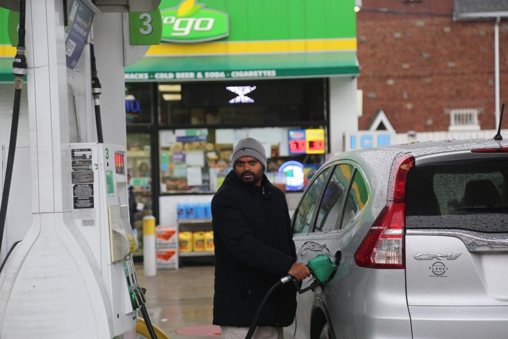 2024年12月11日，一名男子在美國紐約一處加油站加油。新華社記者劉亞南 攝