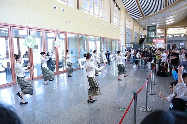 演員在中老鐵路瑯勃拉邦車站表演節(jié)目。蓬屏攝