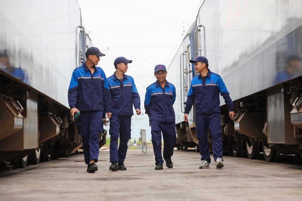 2024年9月9日，來自中國、老撾的師徒4人在中老鐵路萬象運(yùn)營(yíng)管理中心的機(jī)車檢修庫內(nèi)。新華社發(fā)（楊永全攝）