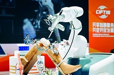 2024年中國國際服務(wù)貿(mào)易交易會(huì)上展出的人工智能骨科手術(shù)機(jī)器人。新華社發(fā)