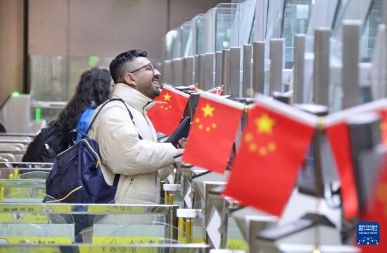 1月2日，國外旅客通過大興機場邊檢站入境。新華社記者 李欣 攝