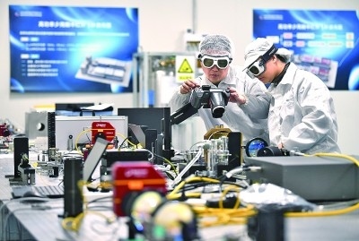 科研人員在中國科學(xué)院西安光學(xué)精密機(jī)械研究所阿秒科學(xué)與技術(shù)研究中心做實(shí)驗(yàn)。新華社發(fā)