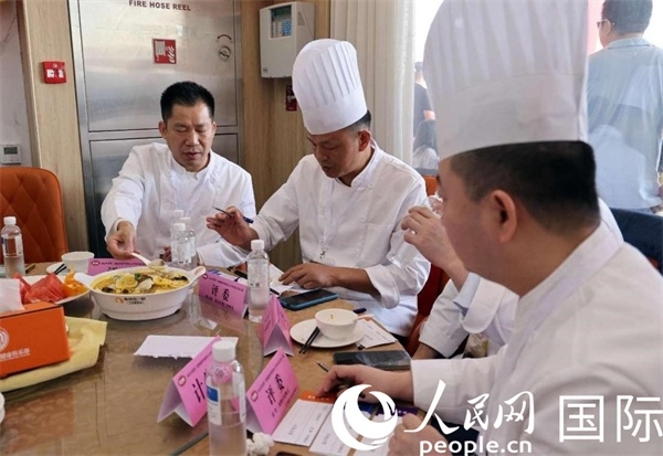 評(píng)委正在品嘗菜品并打分。人民網(wǎng)記者 管克江攝