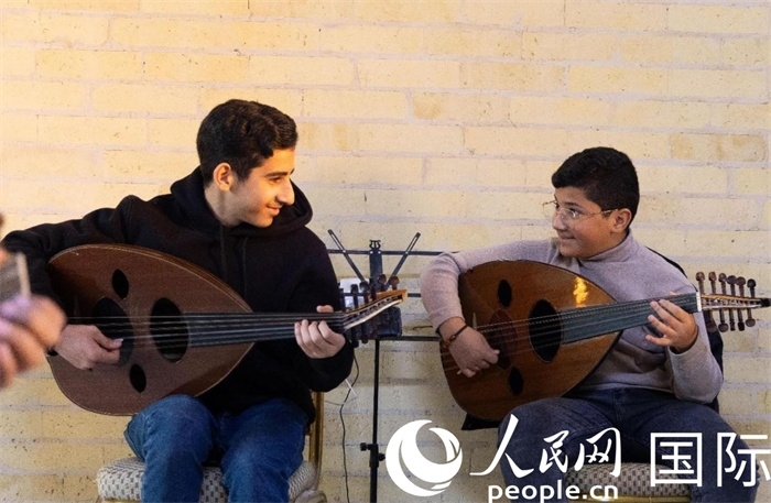兩名年輕的烏德琴學員。人民網(wǎng) 伊納斯·易卜拉欣攝