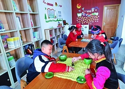 浙江岱山縣秀山鄉(xiāng)秀南村“民生小鋪”里，放學后的小學生在下棋。新華社發(fā)