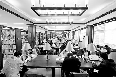 重慶大學(xué)圖書館，大學(xué)生們正在讀書學(xué)習(xí)。孫凱芳攝/光明圖片
